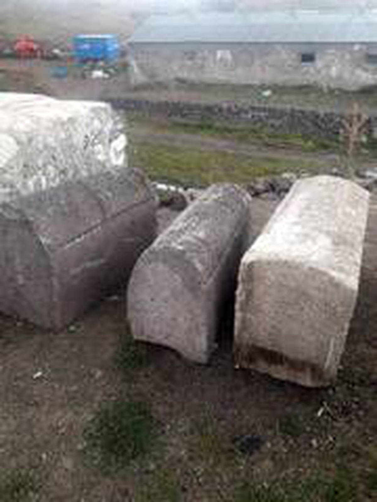 Kars\'ta bir kişinin bahçesinde tarihi mezar taşı ele geçirildi