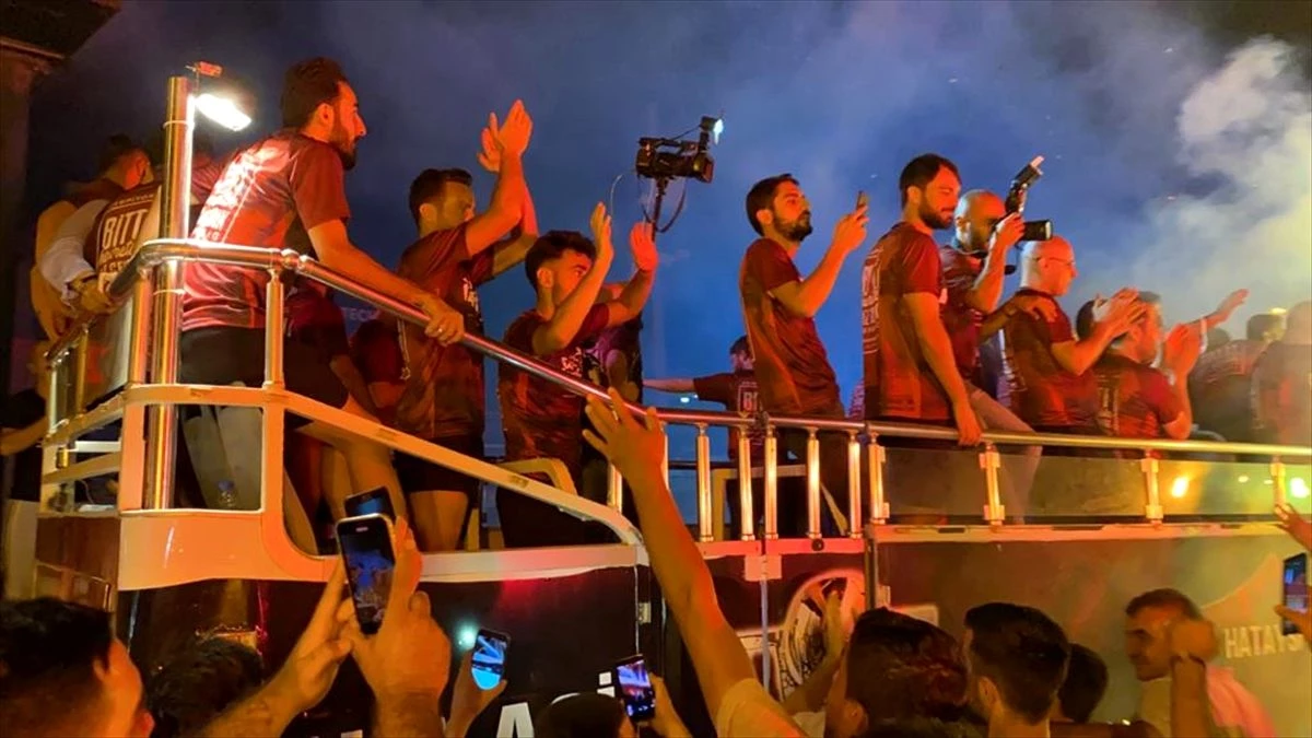 Şampiyon Hatayspor\'un şehre gelişini taraftarlar, coşkuyla kutladı