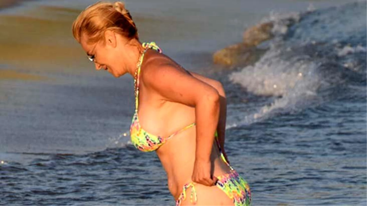 Şarkıcı Songül Karlı, denizden çıkarken bikini kazası yaşadı