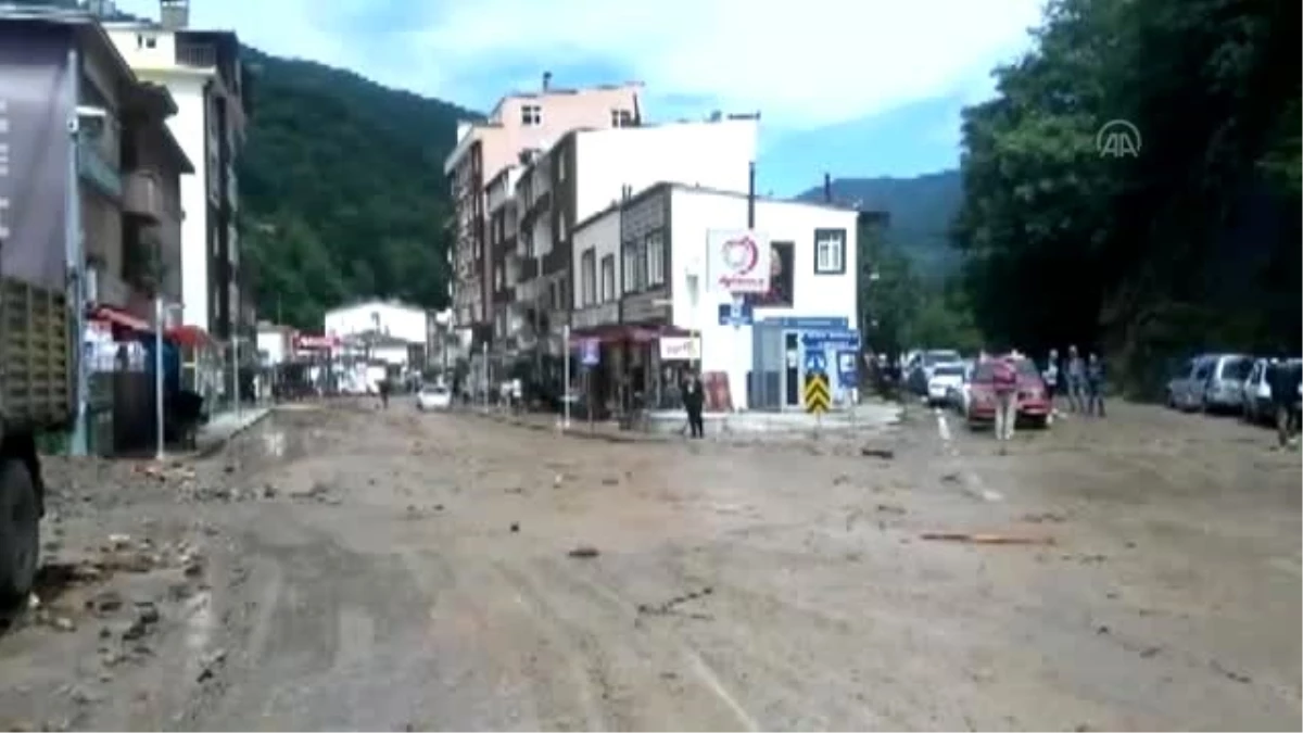 Şiddetli yağış nedeniyle Rize-Erzurum kara yolu ulaşıma kapandı