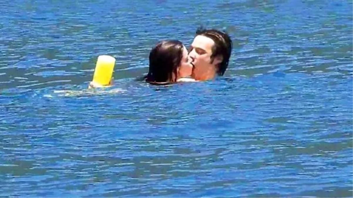 Tatil sezonunu açan Afra Saraçoğlu ve Mert Yazıcıoğlu denizde birbirini öpücüklere boğdu