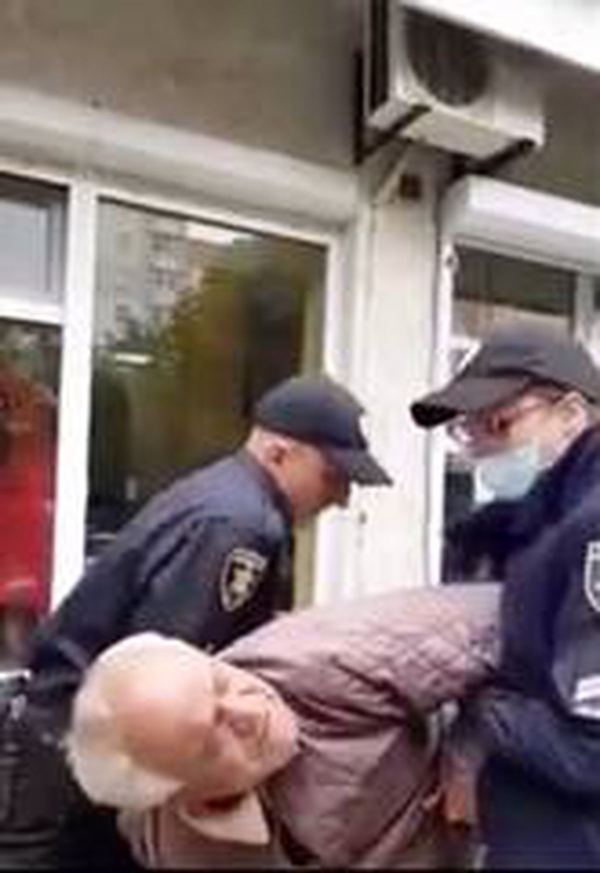 Ukrayna\'da maske takmayan yaşlı adama polis şiddeti