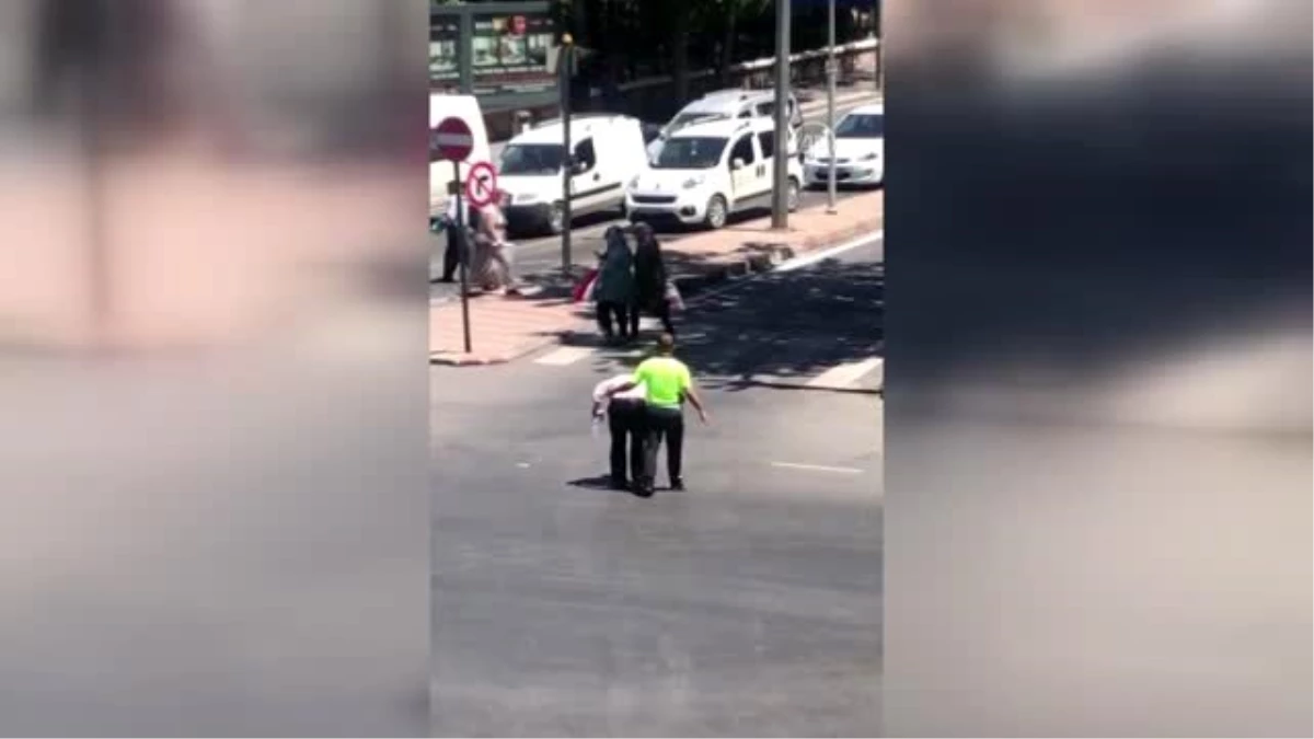 Yol ortasında kalan yaşlı adamın yardımına trafik polisi koştu