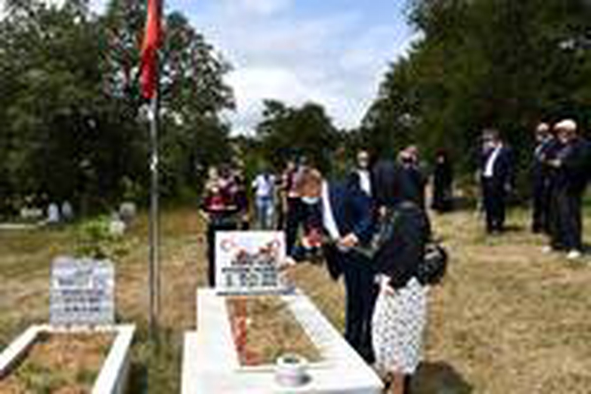 15 Temmuz şehidinin mezarına ziyaret