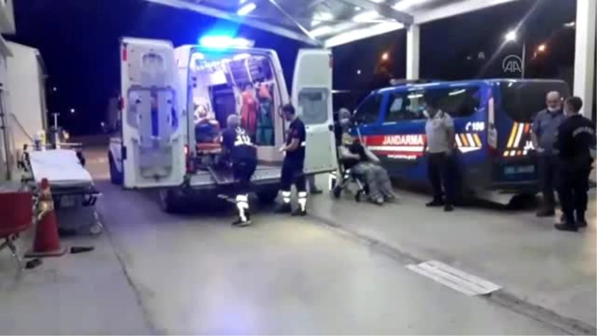Adana\'da otomobil elektrik direğine çarptı: 6 yaralı