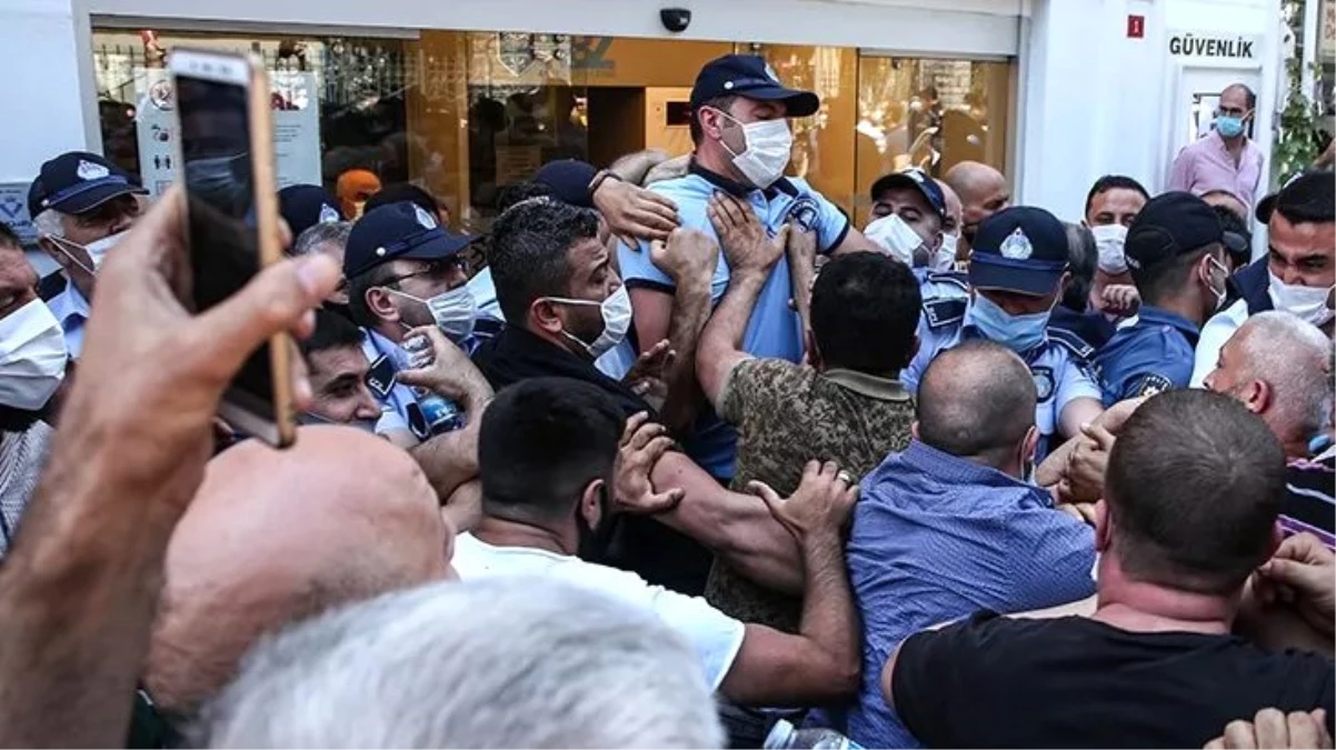 Bakırköy Belediyesi önünde binaya zorla girmek isteyen pazarcı esnafı ile polis arasında arbede yaşandı