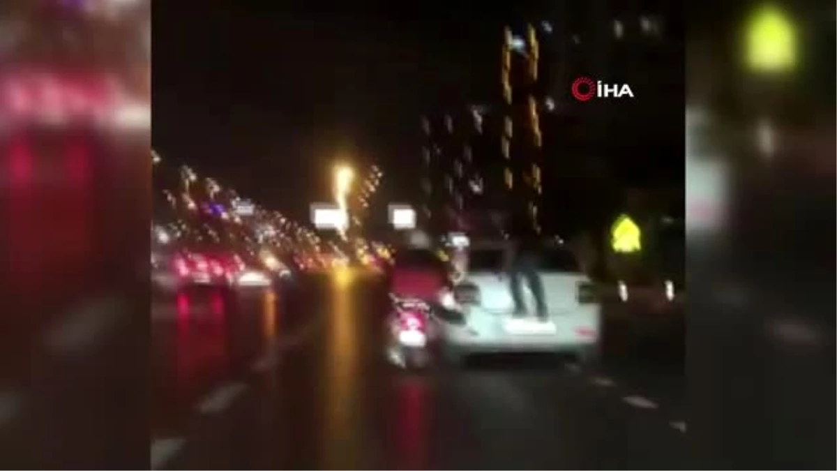 Son dakika genel: İstanbul\'da şaşkınlık veren görüntü: Arıza yapan aracı motosiklet ile itti