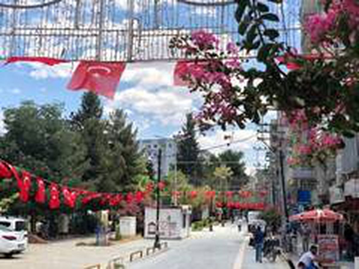 Kızıltepe\'de 15 Temmuz öncesi meydanlar bayraklarla donatıldı