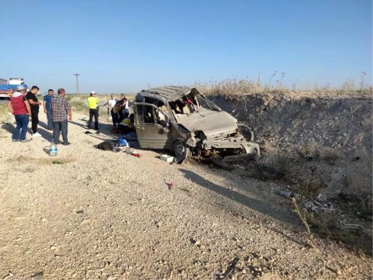 Konya\'da hafif ticari araç takla attı: 4 yaralı