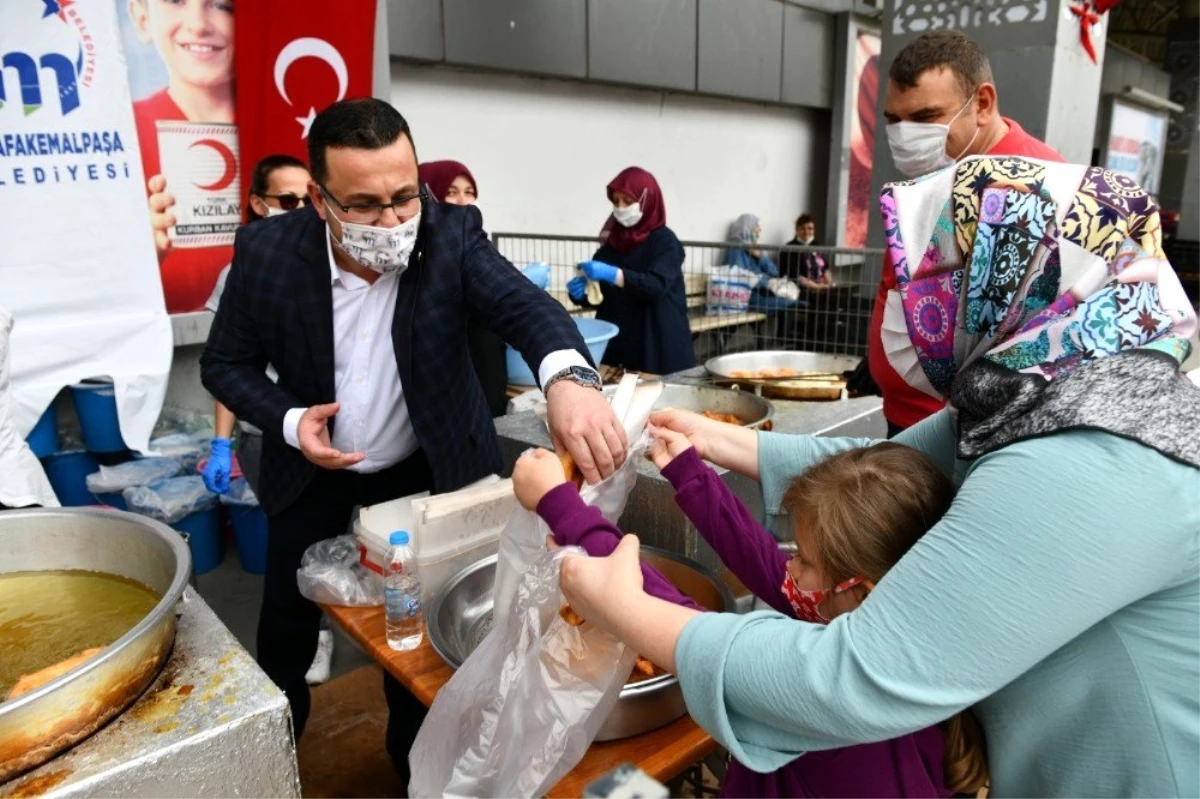 Mustafakemalpaşa Belediyesi Ayasofya Cami için lokma dağıttı