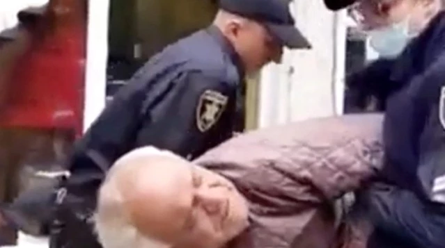 Polis maska taxmayan yaşlı kişini küçənin ortasında DÖYDÜ