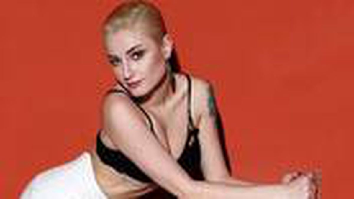 Şarkıcı Güliz Ayla, mayosuyla direk dansı yaparken poz verdi