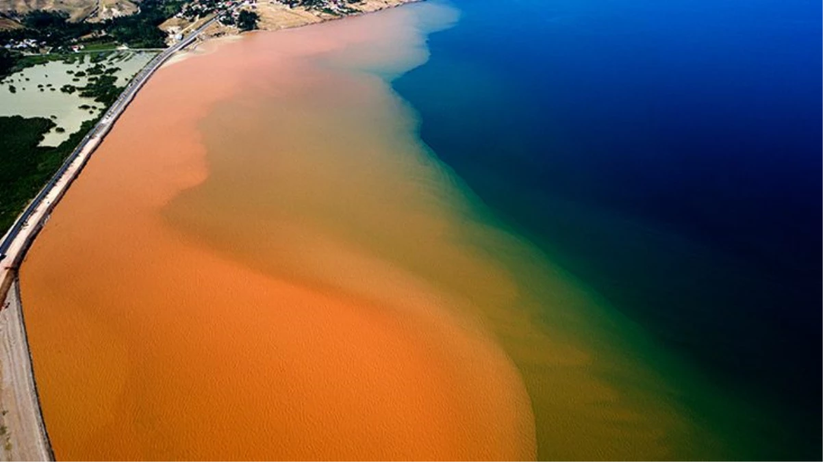 Sel suları Van Gölü\'nün rengini kızıla çevirdi