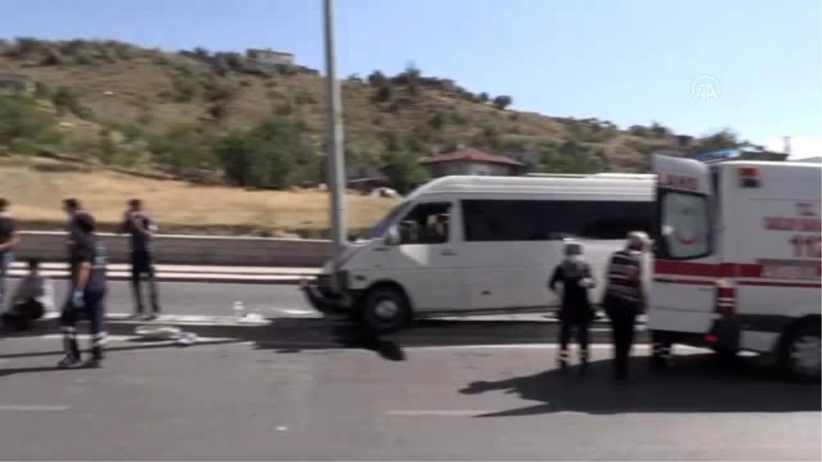 Servis minibüsü elektrik direğine çarptı: 10 yaralı