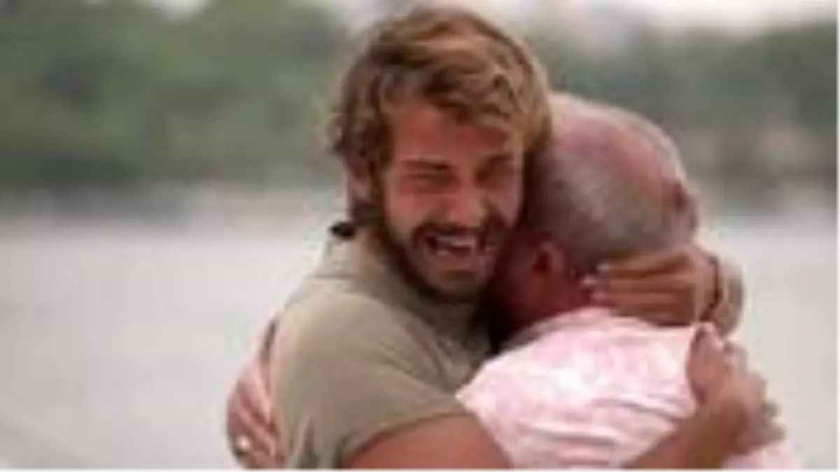 Survivor\'da duygusal anlar! Cemal Can\'ın babası oğlunun dizlerindeki yaraları öptü