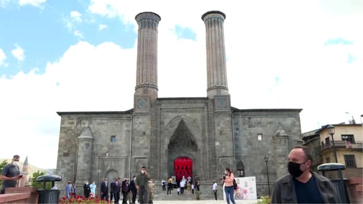 Tarihi Çifte Minareli Medrese\'de "15 Temmuz" fotoğrafları sergisi açıldı