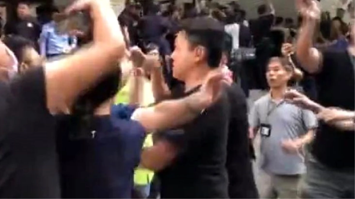 Tayvan Parlamentosu karıştı! Vekiller birbirine girdi