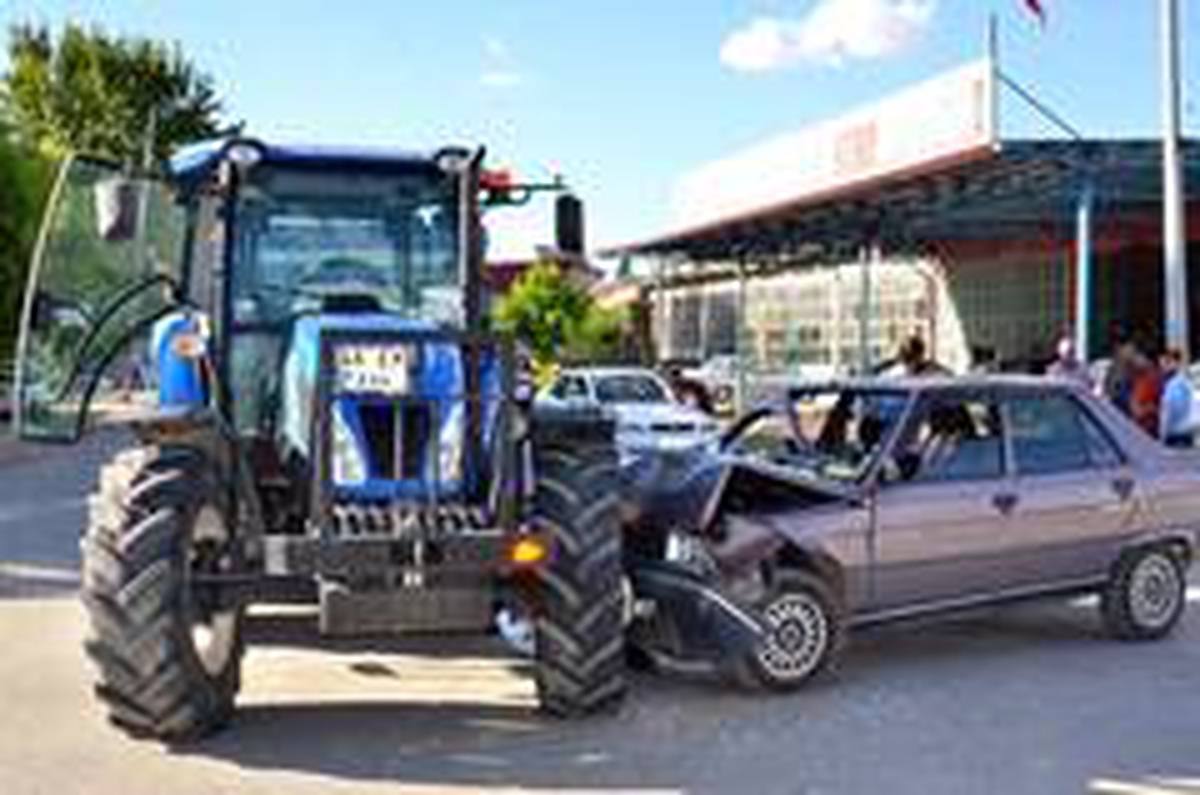 Traktöre çarpan otomobilin sürücüsü yaralandı