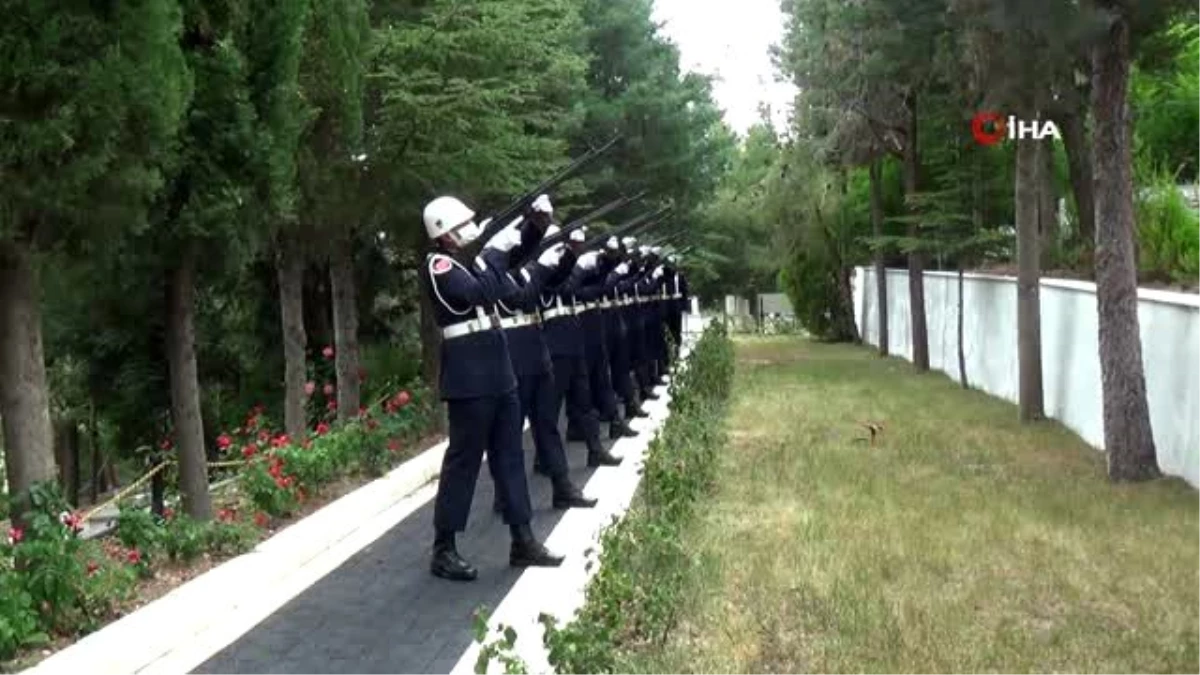 15 Temmuz Demokrasi ve Milli Birlik Günü etkinlikleri şehitlik ziyaretiyle başladı