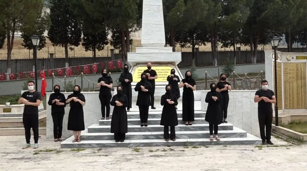 15 Temmuz marşını işaret dili ile seslendirdiler