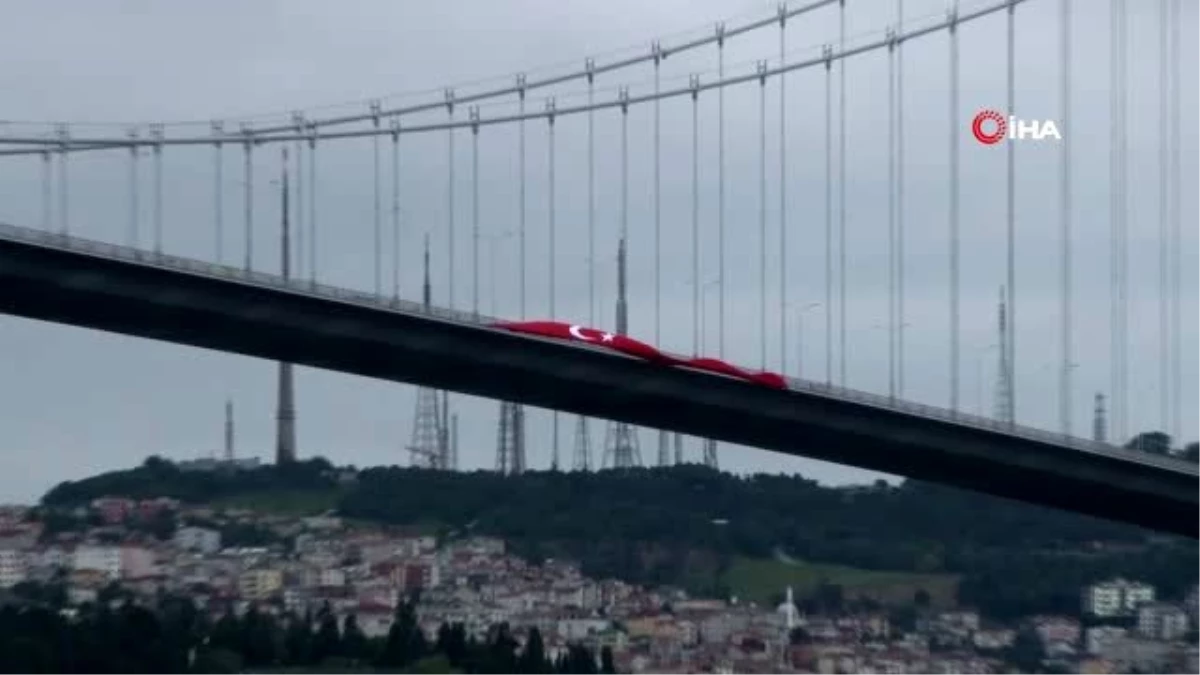 15 Temmuz Şehitler Köprüsü\'ne dev Türk bayrakları asıldı