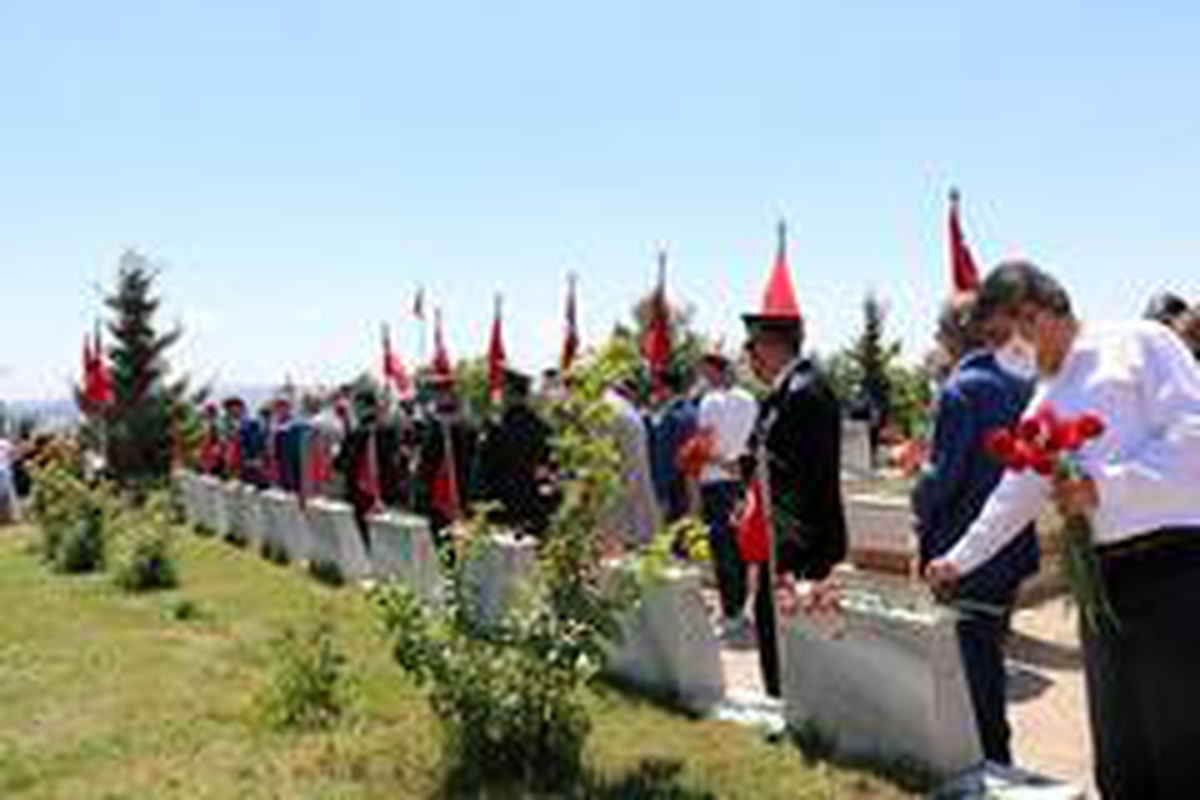 15 Temmuz şehitleri ziyaret edildi