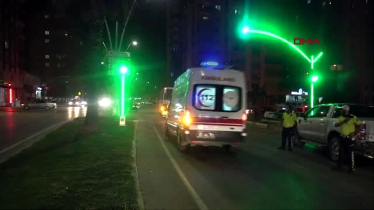 Adana -Işıkta bekleyen araçlara çarptı, kaza yerinden kaçtı: 2 yaralı