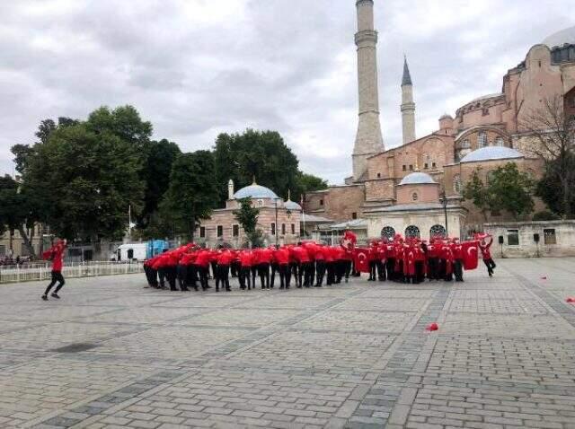 Ayasofya Camii önündeki 15 Temmuz koreografisi izleyenleri mest etti