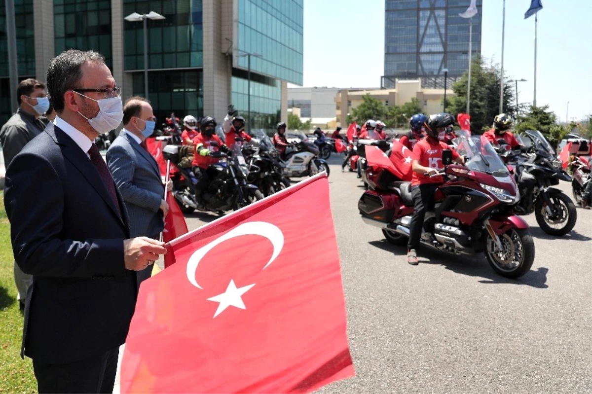 Bakan Kasapoğlu, motosikletçileri Gençlik ve Spor Bakanlığı\'nda karşıladı
