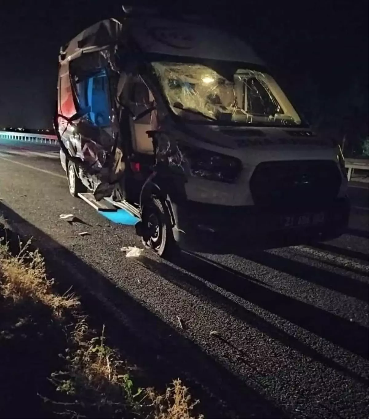 Doğum vakasından dönen ambulans kaza yaptı: 4 yaralı