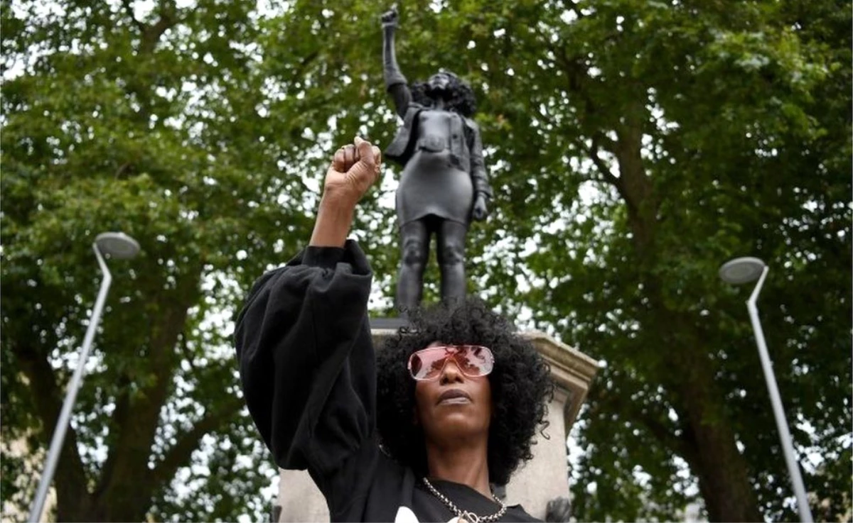 Edward Colston: Köle tacirinin heykelinin yerine protestocunun heykeli dikildi