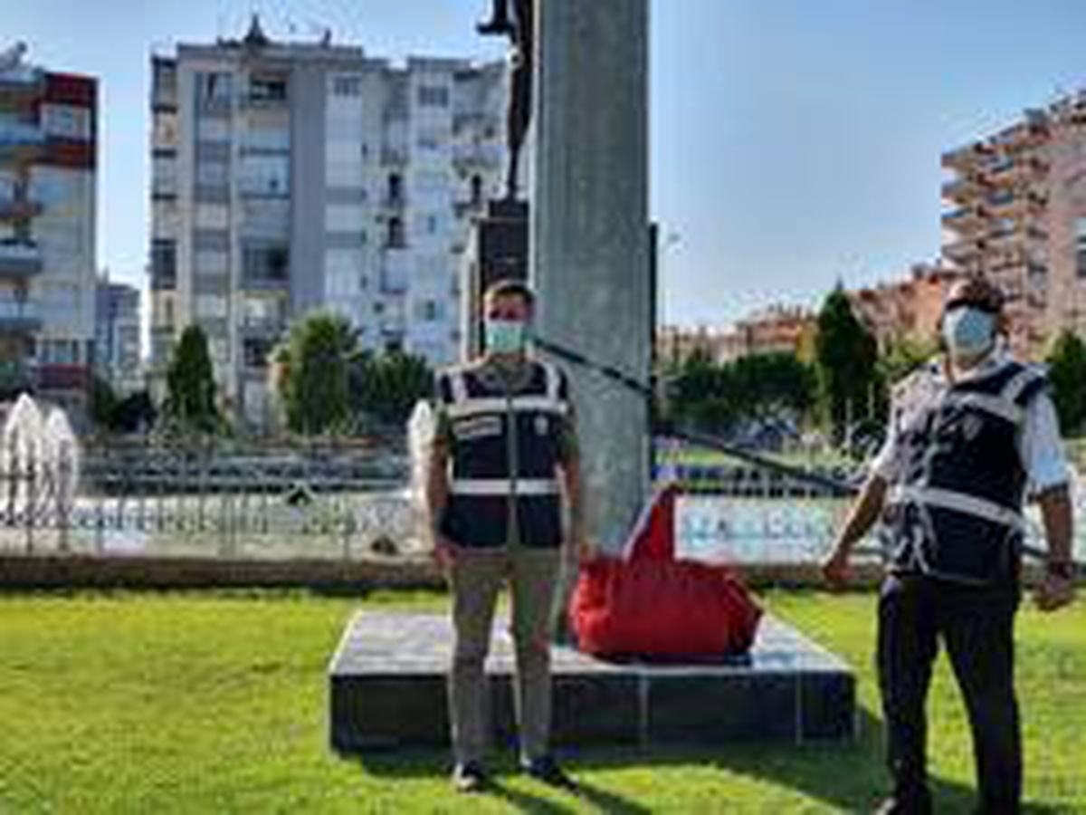 Ekipler, fırtınada yere düşen bayrak için seferber oldu