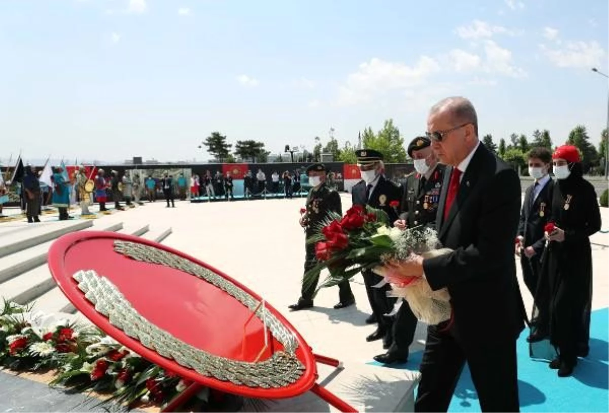 Erdoğan, 15 Temmuz Şehitler Anıtı\'na çelenk bıraktı