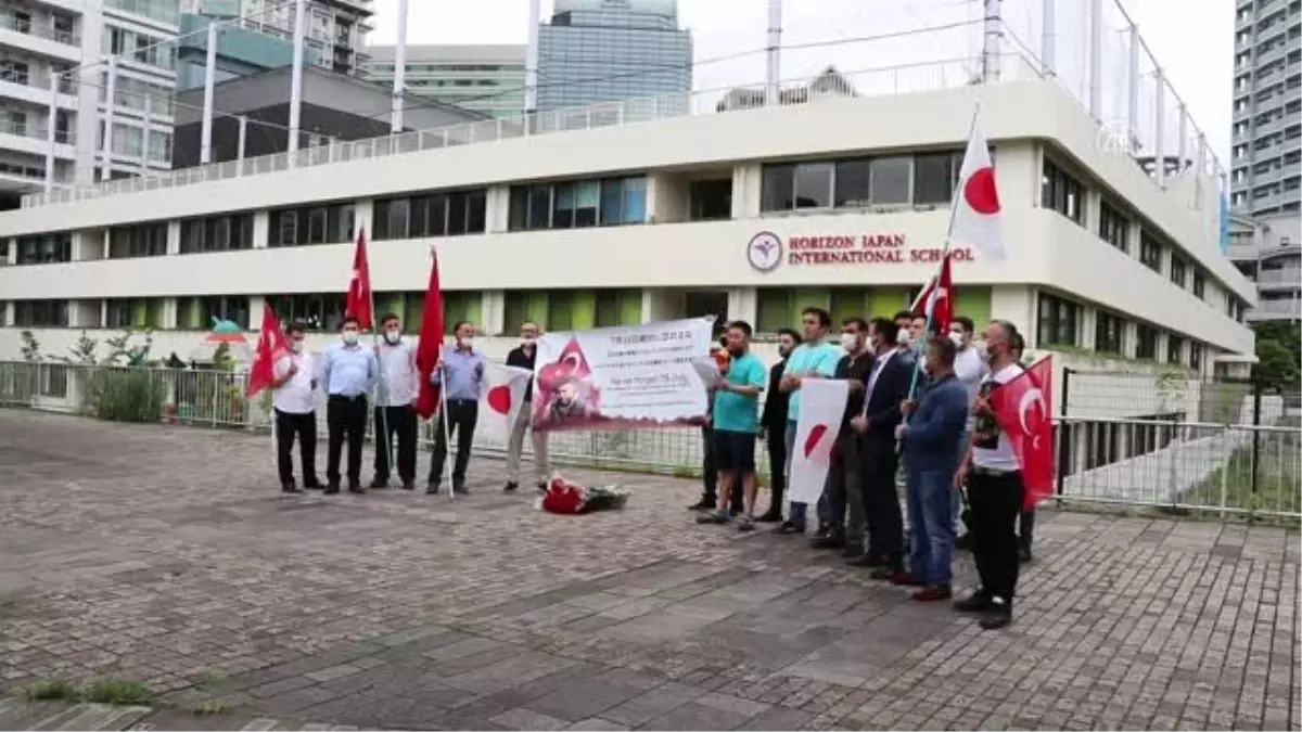 Japonya\'da FETÖ\'ye ait okulun önünde terör örgütü protestosu