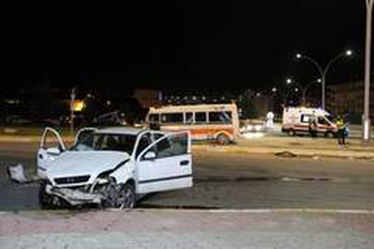Son dakika haberleri! Karaman\'da minibüs ile otomobil çarpıştı: 3 yaralı