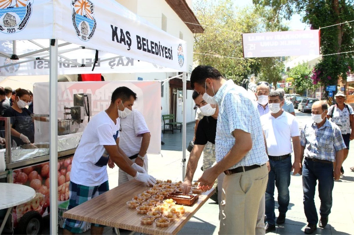 Kaş\'ta demokrasi şehitleri için lokma dağıtıldı