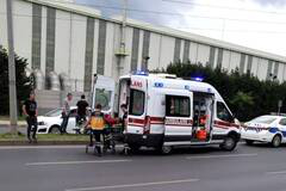 Kırmızı ışıkta duramadı otomobile çarptı: 1 yaralı