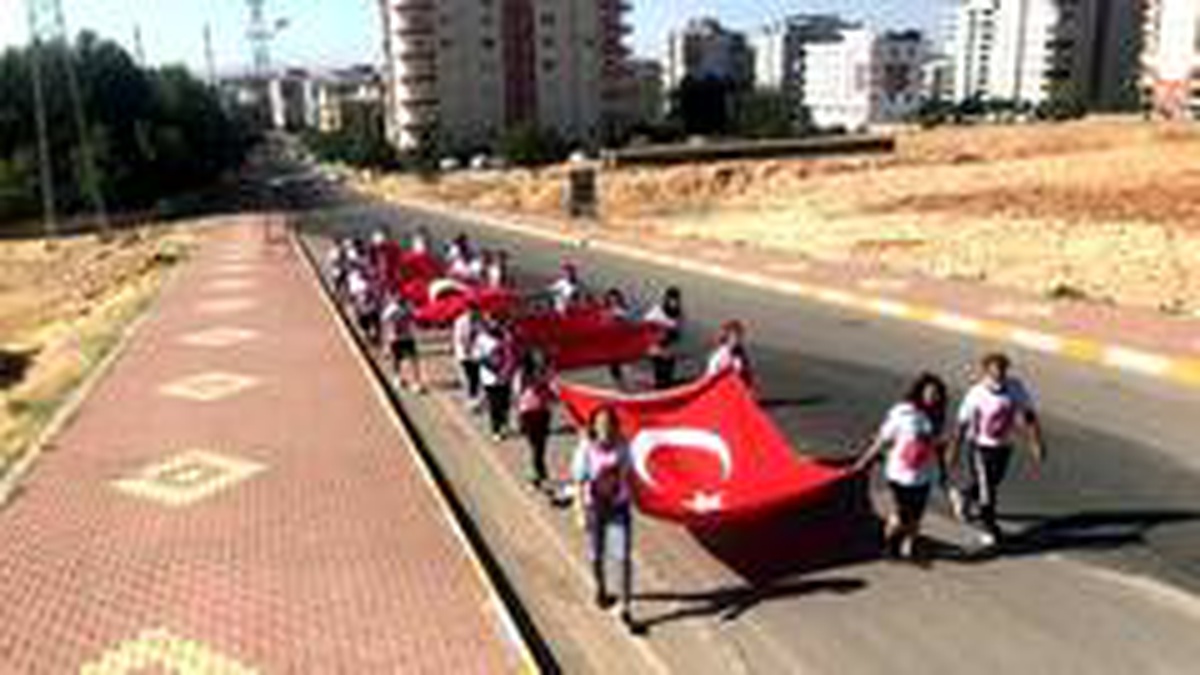 Öğrenciler 15 Temmuz şehitleri için yürüdü