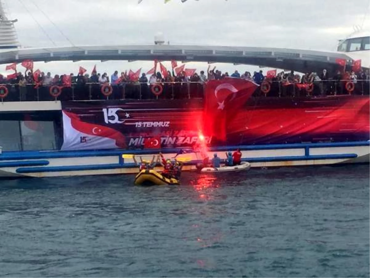 TSSF\'den İstanbul Boğazı\'nda "15 Temmuz\'u unutmadık, unutmayacağız" dalışı