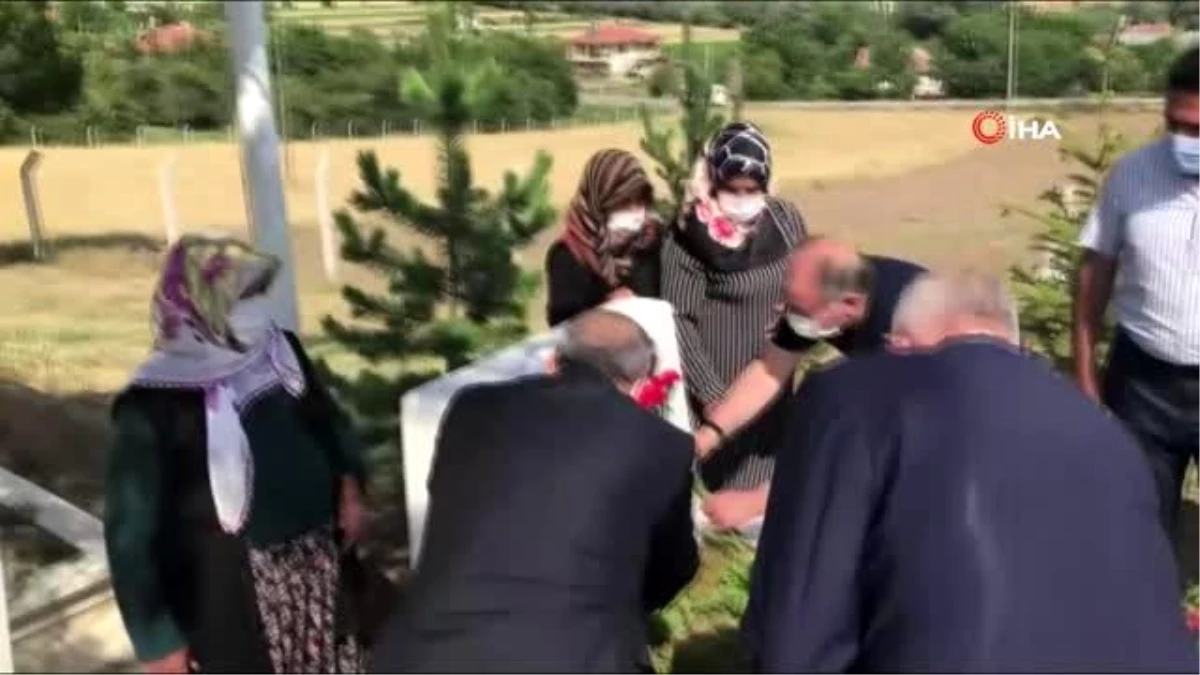 Türk-İş 15 Temmuz Şehidi Ömer Takdemir\'i Kabri başında andı