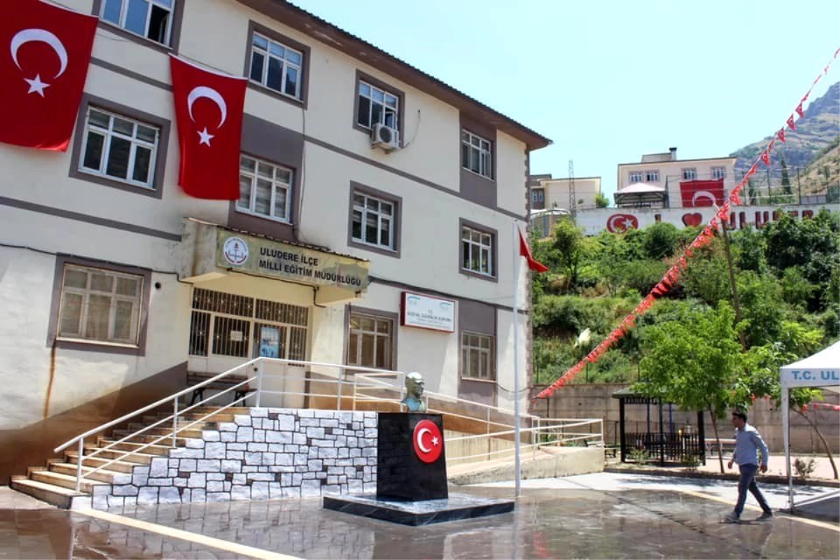 Uludere\'deki Atatürk büstü yenilendi