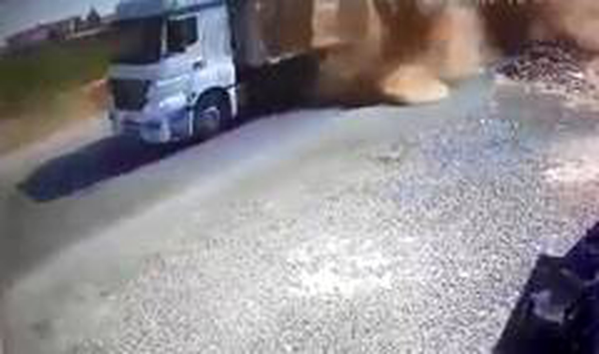 Üzerine saman balyaları düşen motosiklet sürücüsü öldü