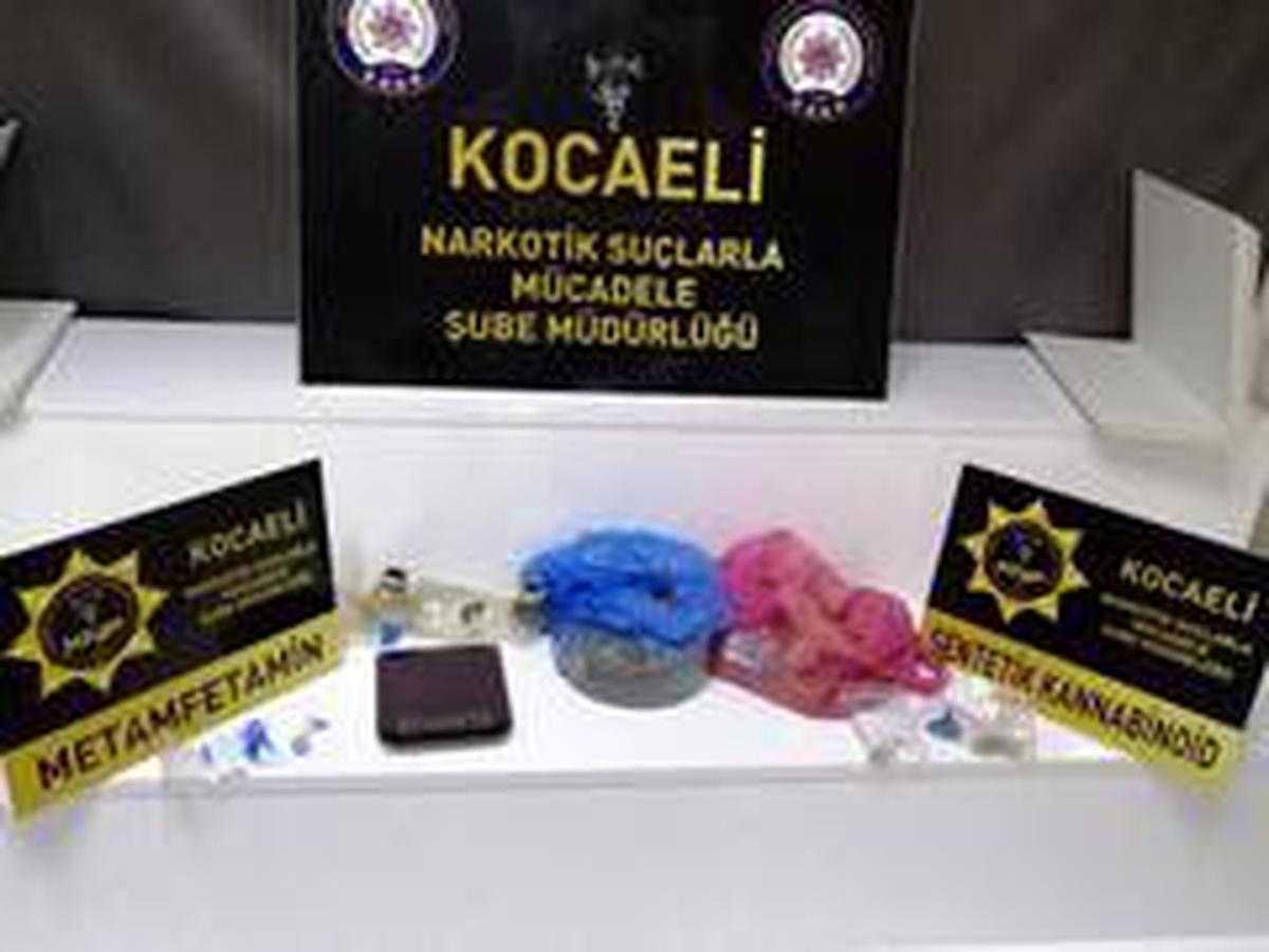 1 kilo 693 gram uyuşturucu ile yakalanan 3 torbacı gözaltına alındı