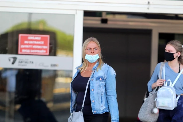 Koronavirüs salgını devam ederken Antalya'ya sezonun ilk İngiliz turist kafilesi geldi