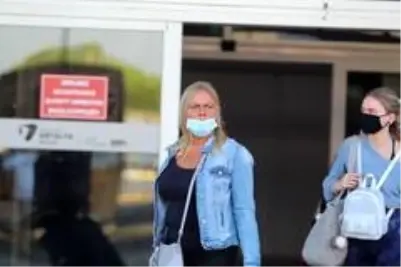 Koronavirüs salgını devam ederken Antalya'ya sezonun ilk İngiliz turist kafilesi geldi Koronavirüs salgını devam ederken Antalya'ya sezonun ilk İngiliz turist kafilesi geldi