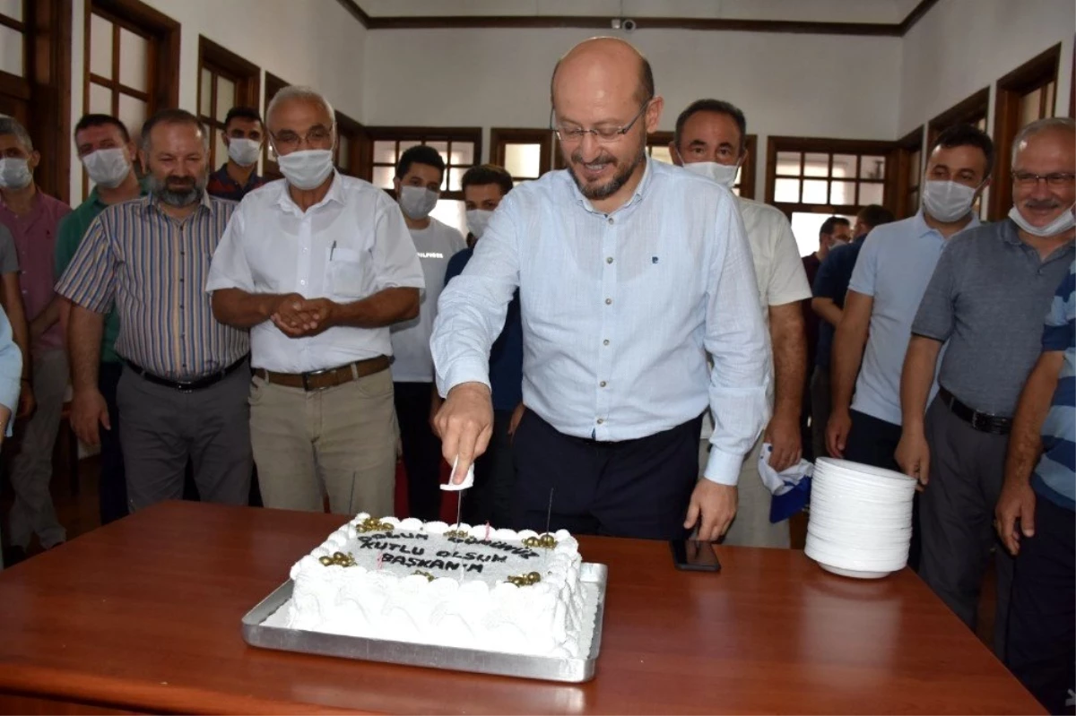Başkan Özcan\'a sürpriz doğum günü kutlaması