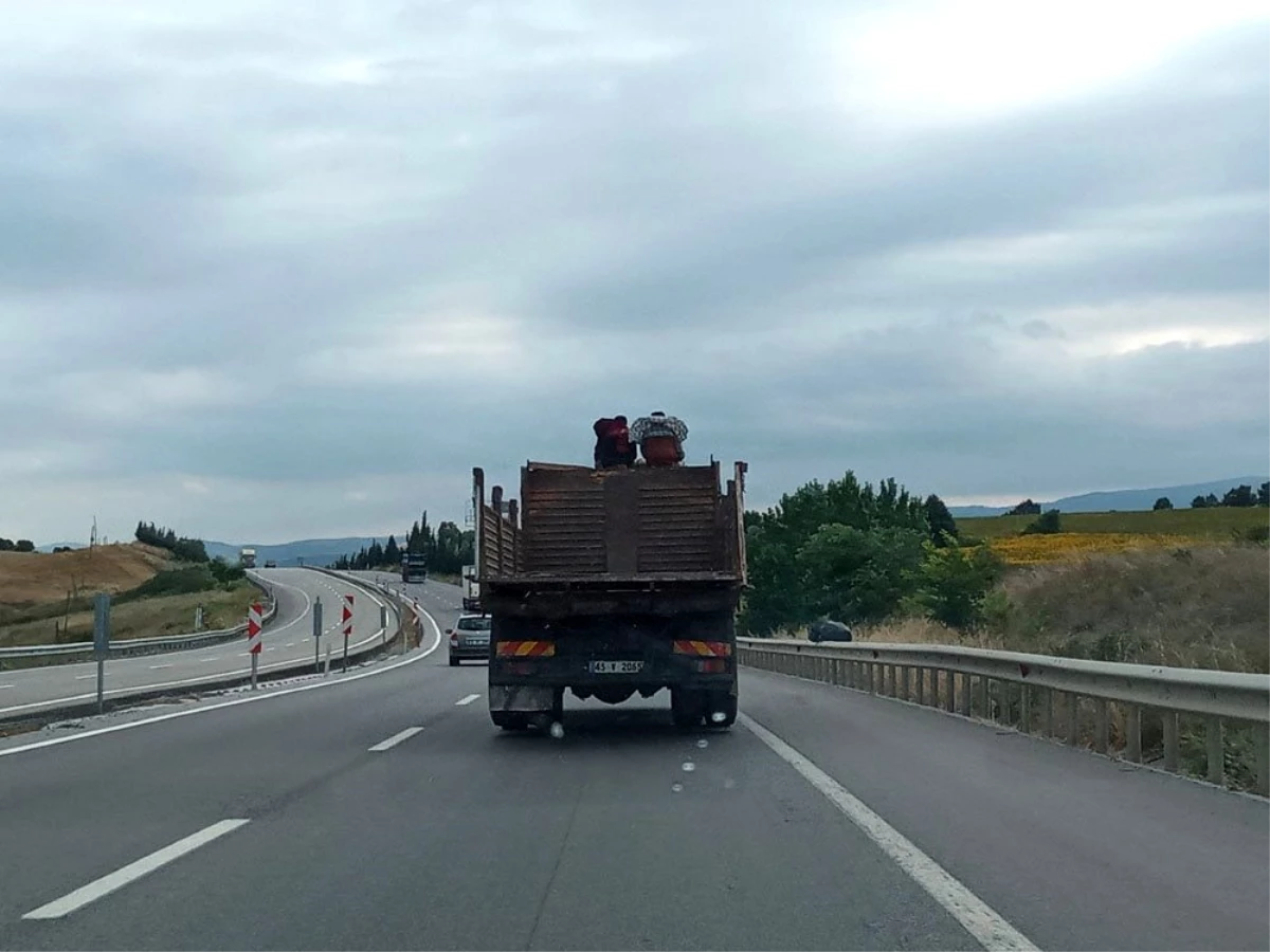 Bursa\'da kamyon üstünde tehlikeli yolculuk