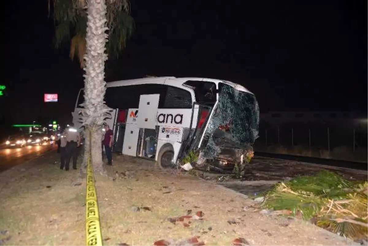 Freni boşalan yolcu otobüsü, traktör ve minibüse çarptı: 8 yaralı