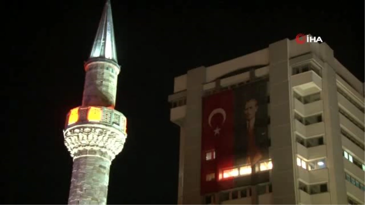 İzmir\'de tüm minarelerden sela sesleri yükseldi