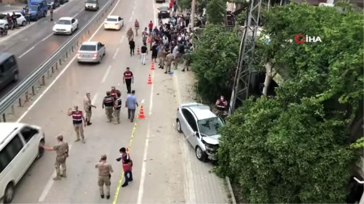 Son dakika haber! Kaldırımda yürüyen kadına otomobil çarptı, mahalle halkı yolu trafiğe kapattı